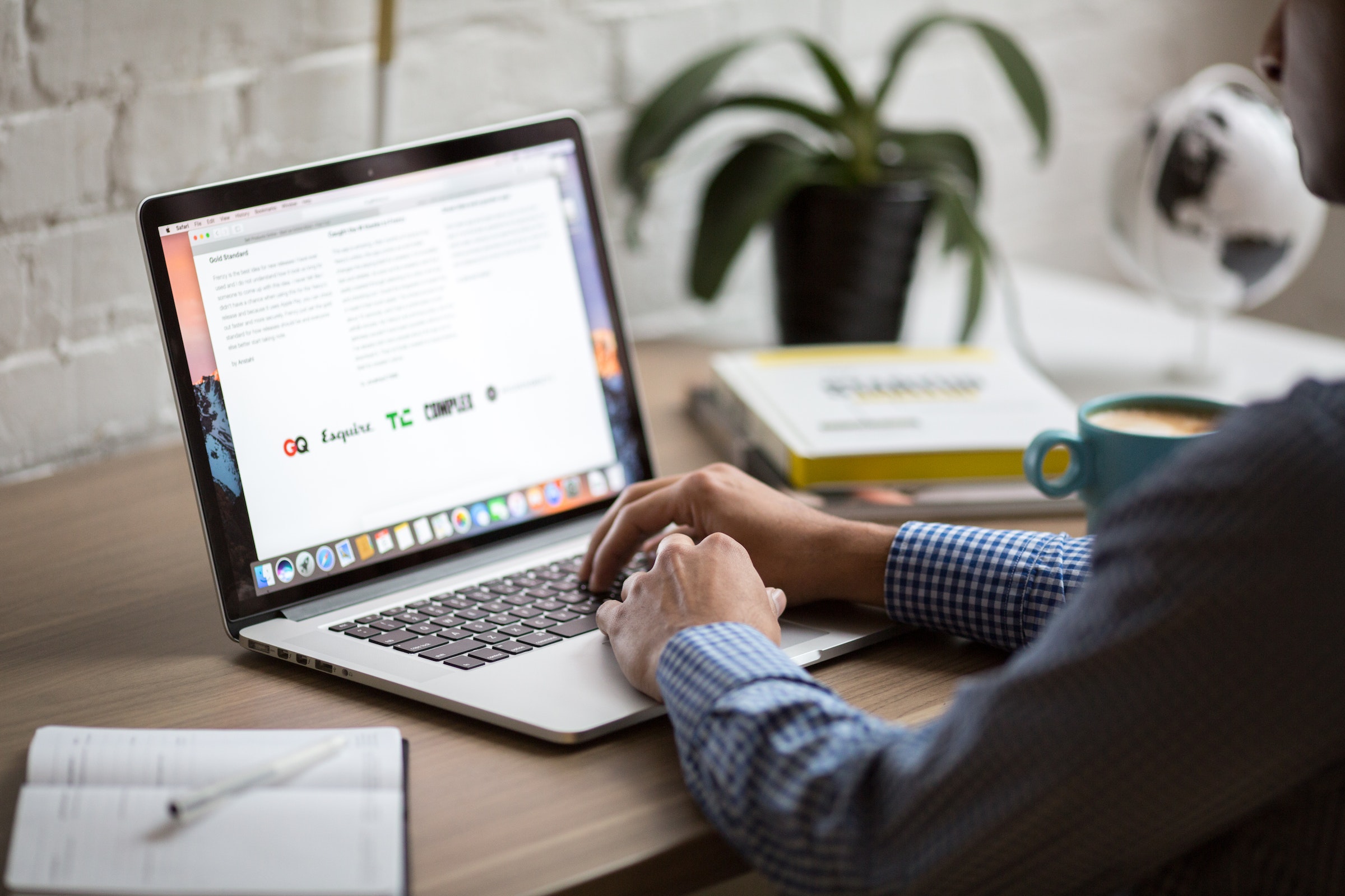 διαβάζοντας τα email σε laptop